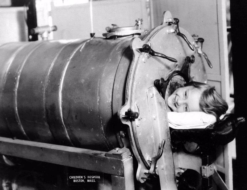 20 Vintage Photos of Iron Lungs for Polio Victims From Between the