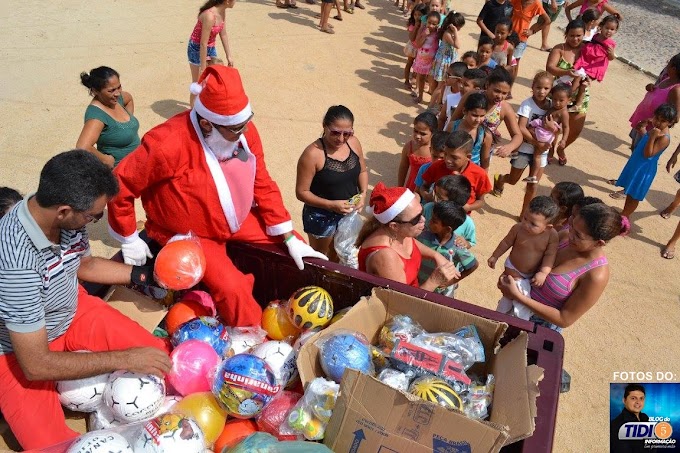 "Papai Noel Canela" distribui presentes às crianças carentes de Juriti, Retiro e Tapuio, no município de Cariré-CE 