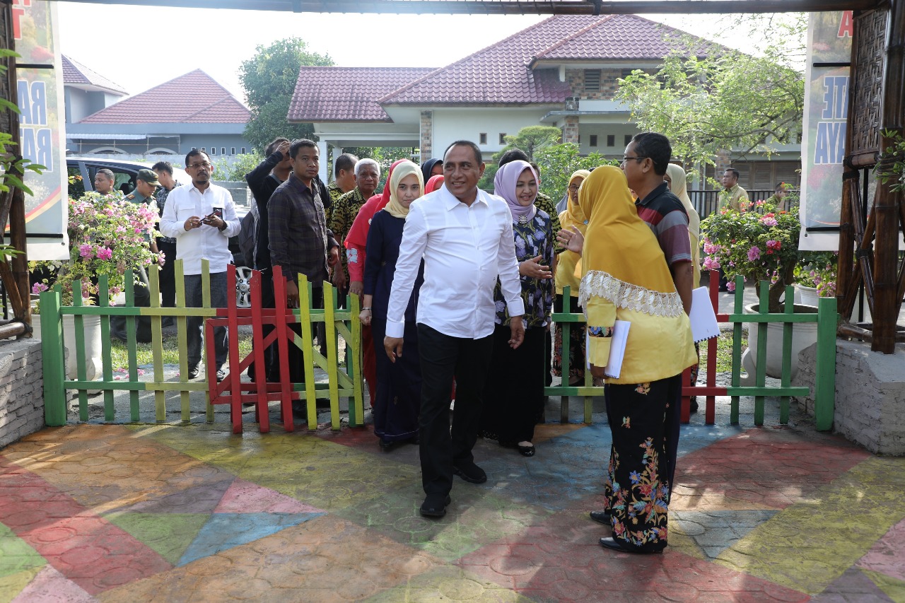 Gubsu Edy Rahmayadi saat mengunjungi taman toga-toga di Asahan. Gubsu Edy Rahmayadi saat mengunjungi taman toga-toga di Asahan.