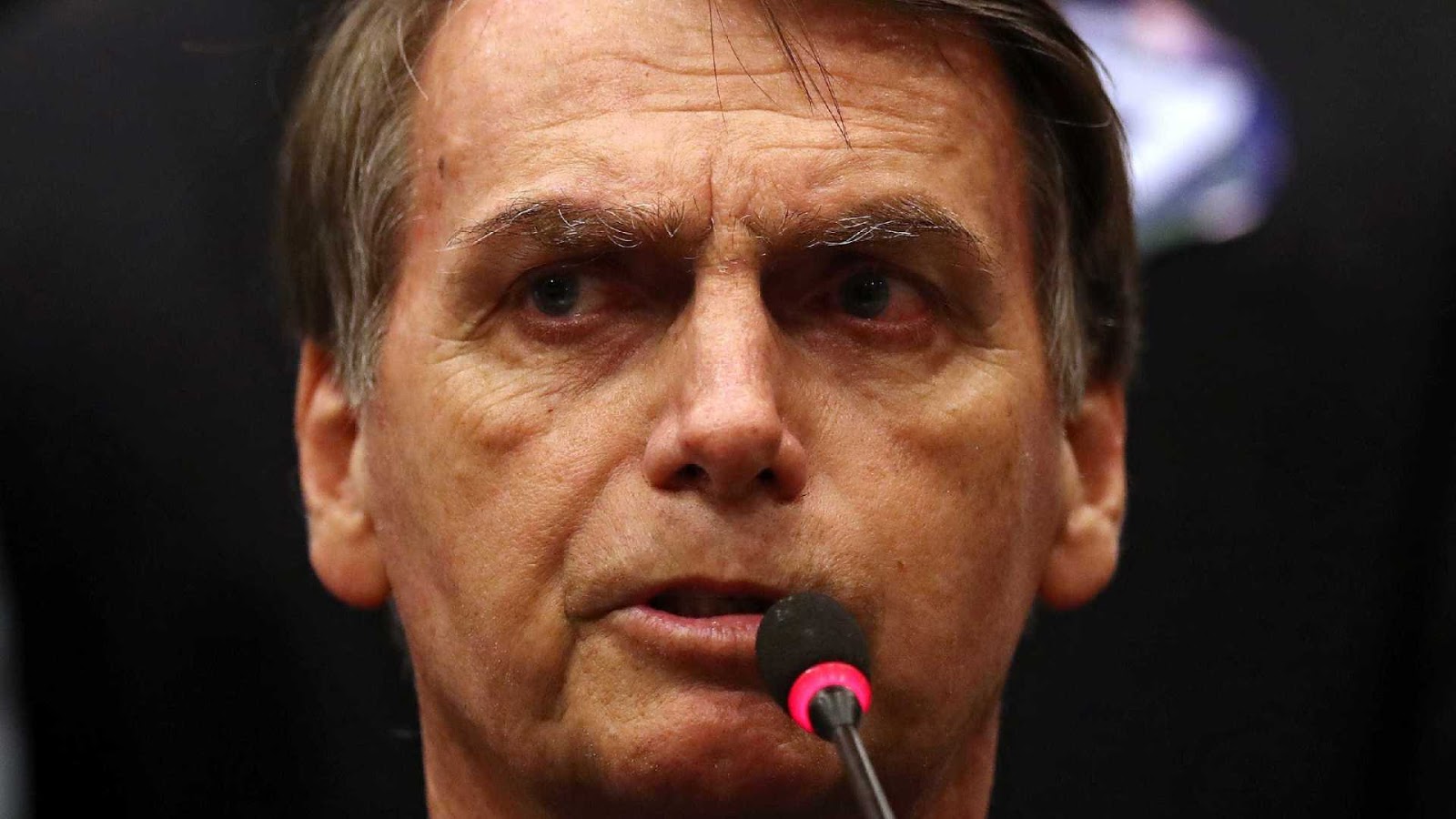 Após queda nas pesquisas, campanha de Bolsonaro muda estratégia