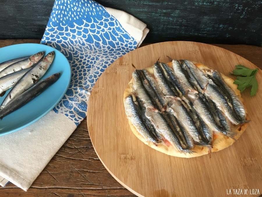 coca-de-boquerones-con-tomate-fresco-rallado