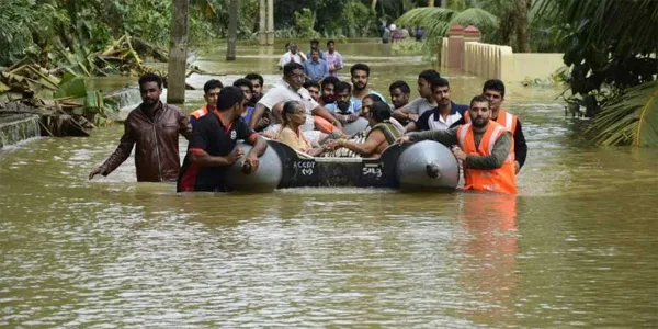 Kerala, Flood, News, Bangal, 30 Member team from Bengal with Flood relief aids 