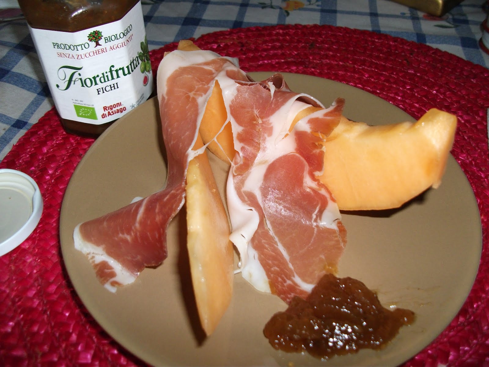 Perle sulla forchetta antipasto di prosciutto melone e fichi