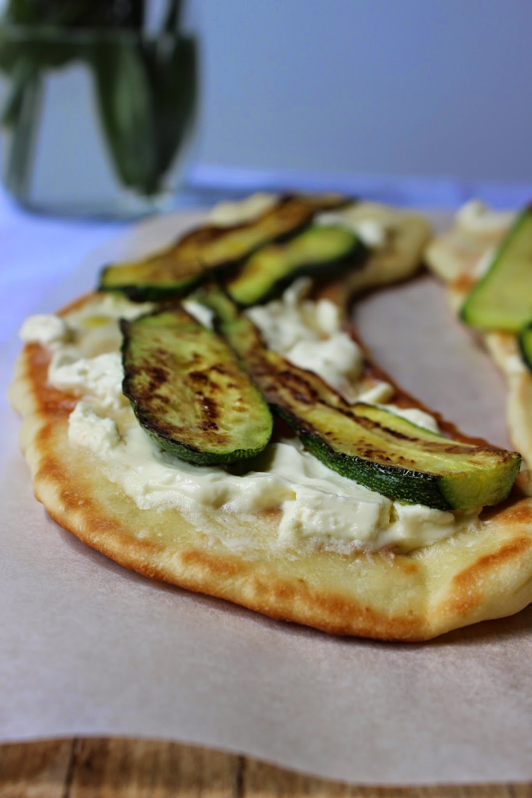 pizza in padella, anyone? ricetta furba e veloce! con robiola, parmigiano, zucchine e olio alla menta