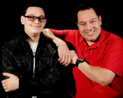 Tito Nieves e hijo Foto de Tito Nieves feliz junto a su hijo