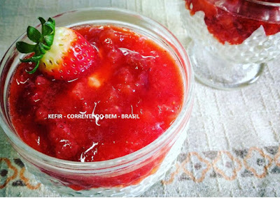 GREGO DE KEFIR COM CALDA DE MORANGO GREGO DE KEFIR COM CALDA DE MORANGO