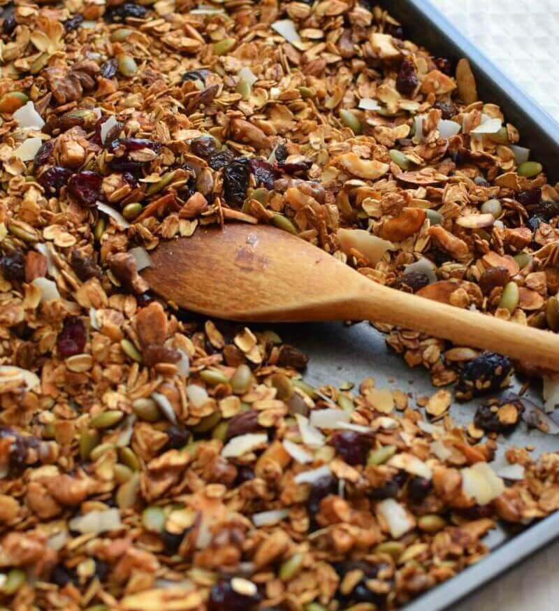 La granola se prepara con avena, semillas, nueces y se agregan frutas deshidratadas, se hornea hasta tostar