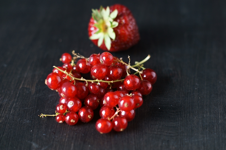 Johannisbeeren und eine Erdbeere {by it's me!}