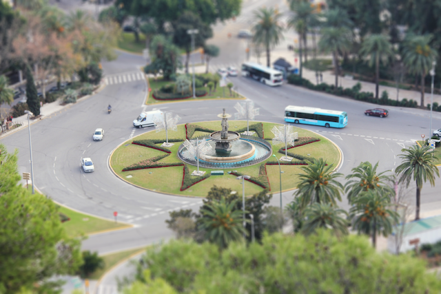 A busy, yet aestetic traffic circle in Malaga