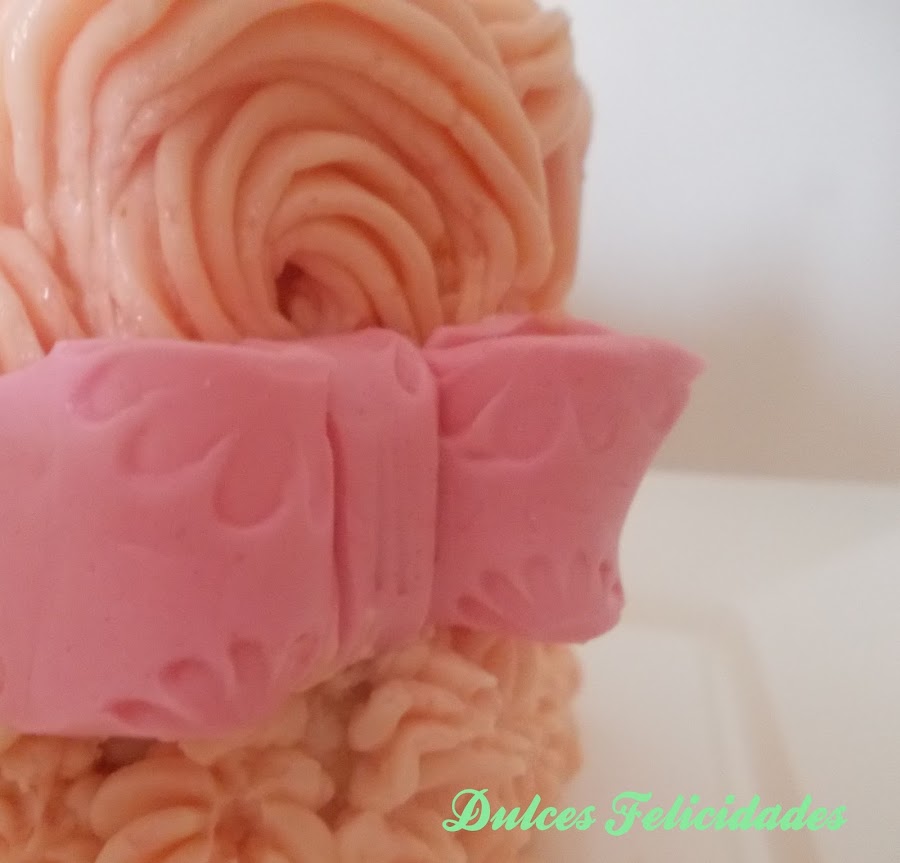 Tarta con buttercream de petit suisse de fresa