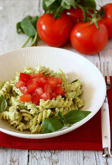 fusilli crema di basilico e  pomodoro fresco 