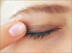 tratament piele uscata in jurul ochilor maybelline anticearcan anti age