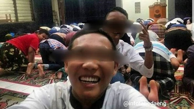 Astagfirullah! Jamaah Lain Khusyuk Shalat Tarawih 2 Bocah Kekinian Ini Malah Selfie 