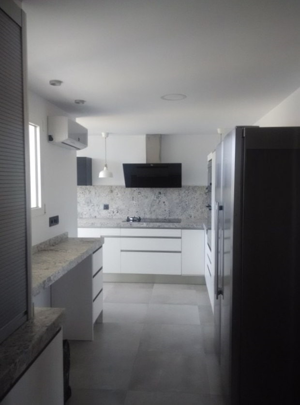 cocina-blanca-con-granito-gris-cce