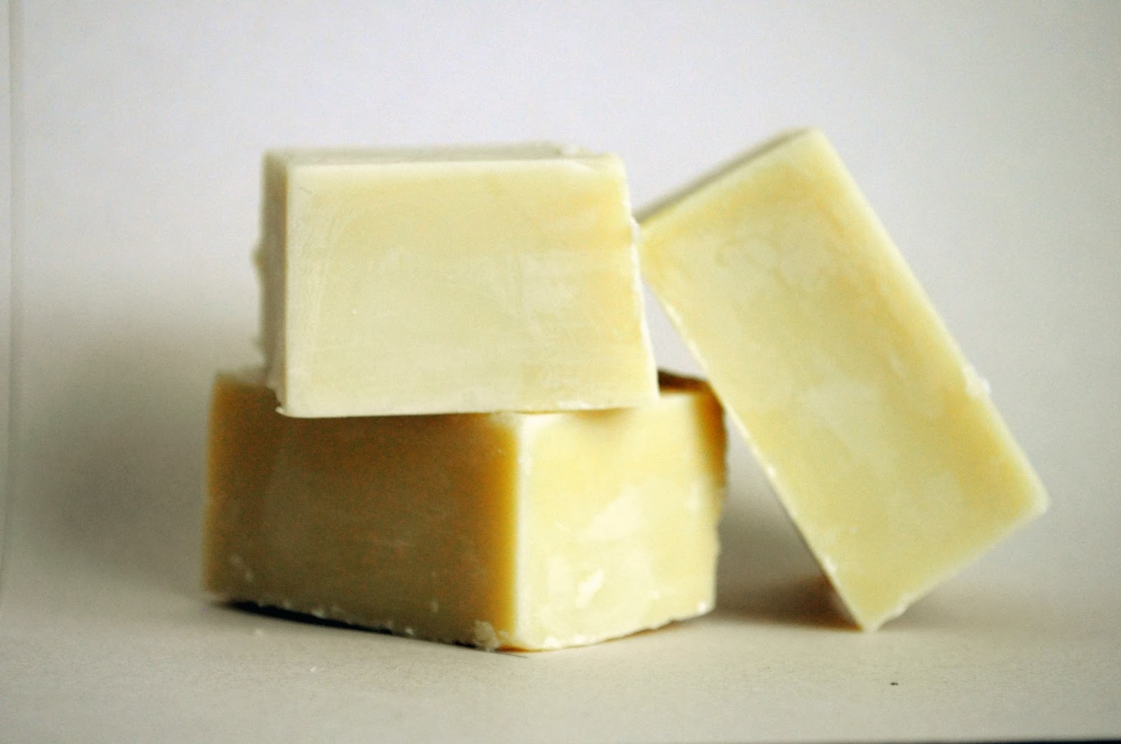 Растопленная мыльная основа с оливковым маслом\. Мыло сыр. Мыло твердое травяное. Мыло из козьего жира в домашних условиях. Масло мыльная основа
