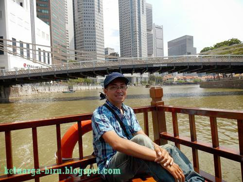 Naik Perahu ala Venecia di Singapura