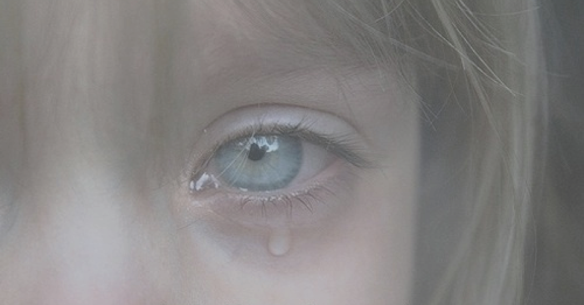 глаз на стяге. плачущий глаз. плачущие голубые глаза. девушка синий цвет. девушка в слезах.