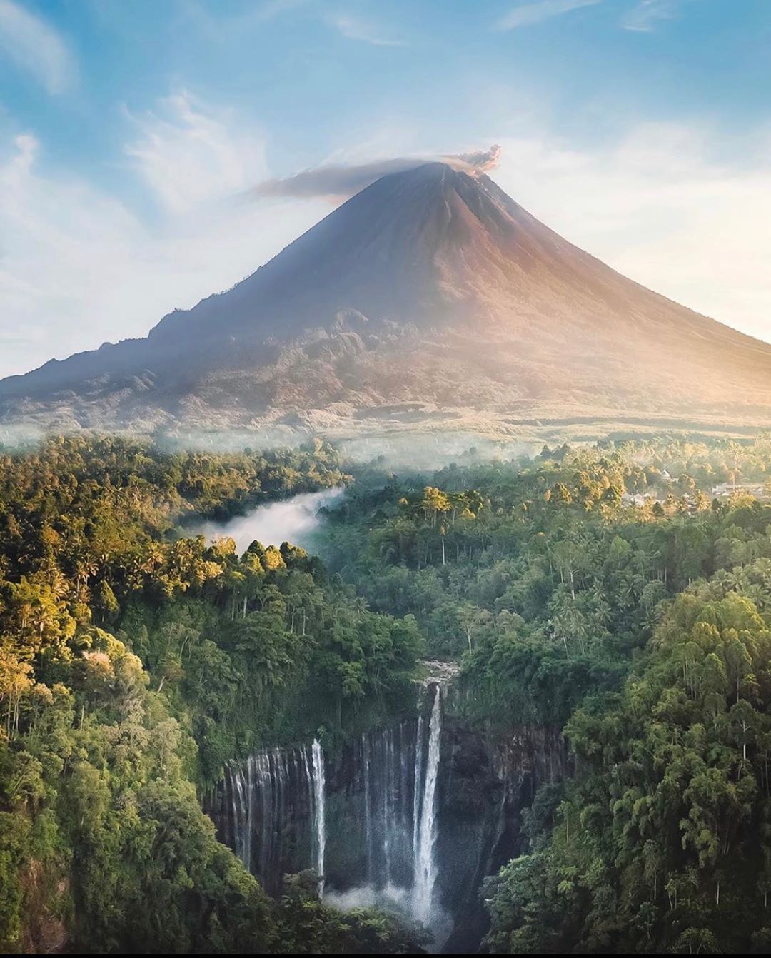 Air Terjun Tumpak Sewu di Lumajang, Niagara ala Indonesia. Keren!