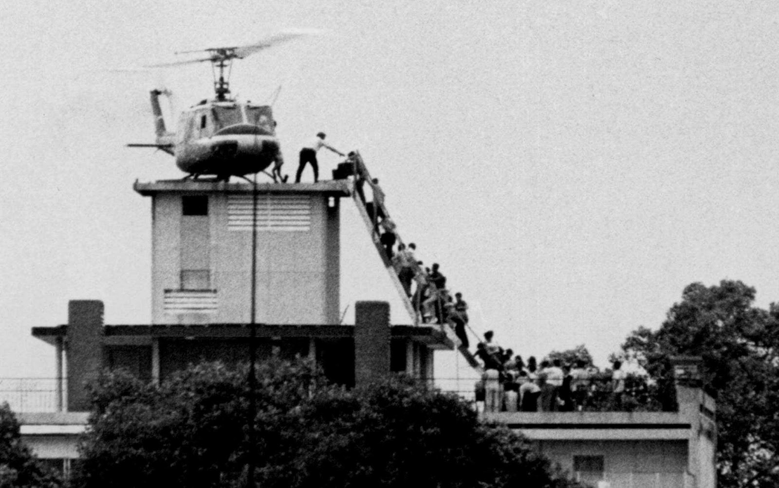 Η ιστορία διδάσκει και εμπνέει: Ο πόλεμος στο Βιετνάμ και η συντριβή του  αμερικάνικου ιμπεριαλισμού - 30 Απρίλη 1975. Αποχώρηση των αμερικάνων από  τη Σαϊγκόν