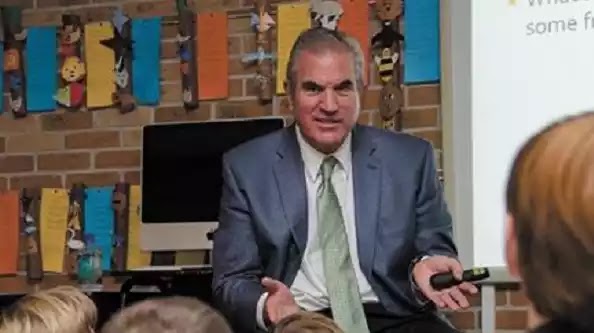 Ο διάσημος ψυχολόγος Λέναρντ Σαξ προειδοποιεί τους γονείς: «Οι 3 λόγοι που τα σημερινά αγόρια δεν γίνονται άντρες» Ο διάσημος ψυχολόγος Λέναρντ Σαξ προειδοποιεί τους γονείς: «Οι 3 λόγοι που τα σημερινά αγόρια δεν γίνονται άντρες»