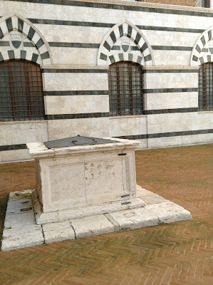 Pozzo tra il Duomo di Siena e il Palazzo della Curia