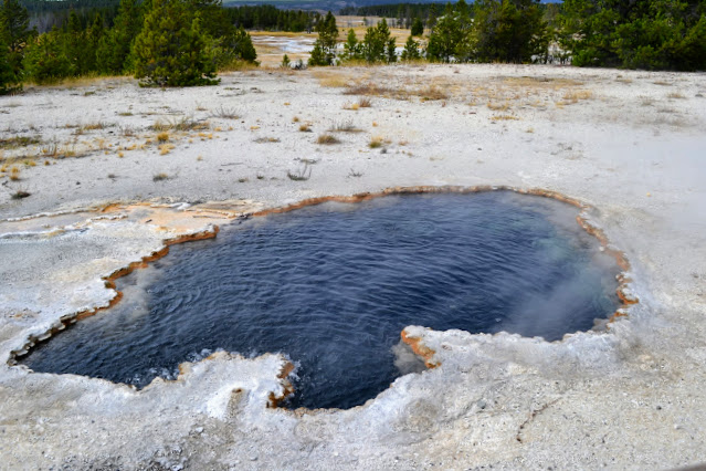 Cтавок Сюрпрайз. Єллоустонський національний парк. Вайомінг. США (Surprise Pool. Yellowstone National Park, Wyoming)