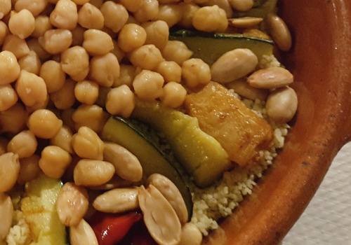 Un cocido hecho con cuscús y garbanzos y con sabor árabe