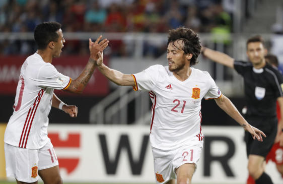 España gana a Macedonia con un genial Isco (1-2)