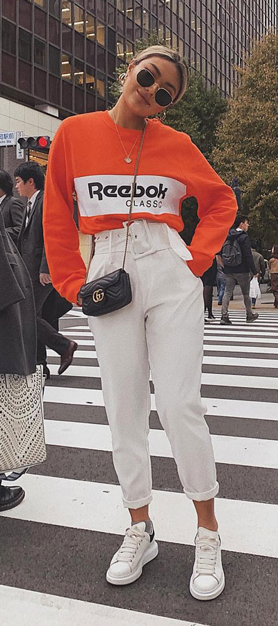 We scoured best Instagram fashion influencers to find these 29 classy spring outfits via higiggle.com | Reebok t shirt + white pants | #fashion #springoutfits #style #