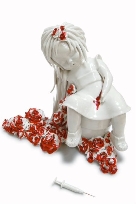 Maria Rubinke esculturas porcelana surreais sangue crianças macabras Vícios