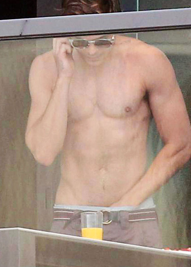 Zac Efron pillado desnudo en el balcón de su hotel.