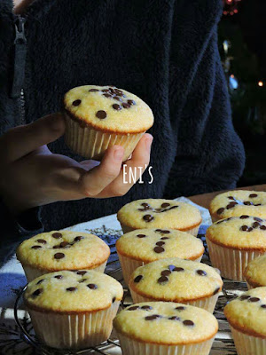 Magdalenas de nata con pepitas de chocolate (receta de webosfritos)