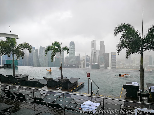 Der Infinity Pool des Marina Bay Sands Hotel - es regnet