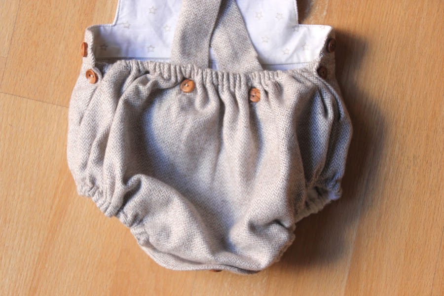 DIY Tutorial y patrones de ropa para bebes. Como hacer peto bebe