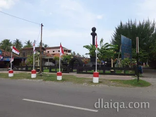 pintu masuk ke pantai tepat di seberang terminal