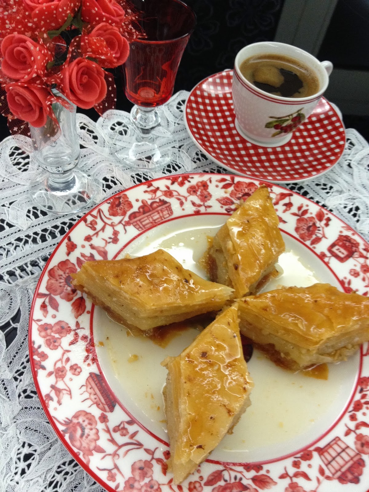 EV BAKLAVASI VE MUTLU BAYRAMLAR SÜSLÜ MUTFAK