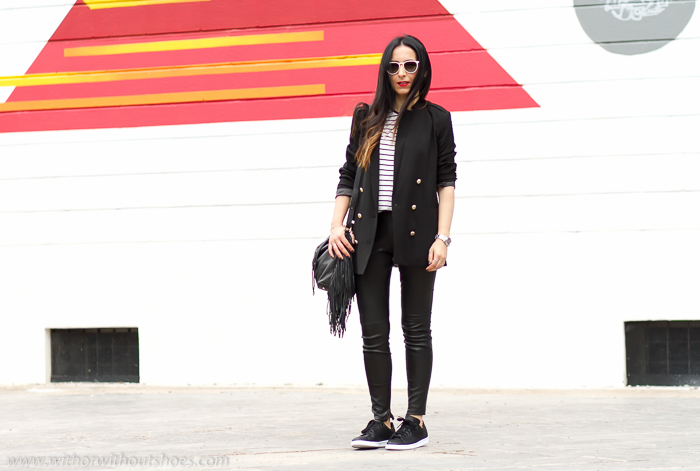 Look estilo Chic Pantalones de cuero y Adidas Stan Smith Negras | With Or Without Shoes - Blog Influencer Moda Valencia España