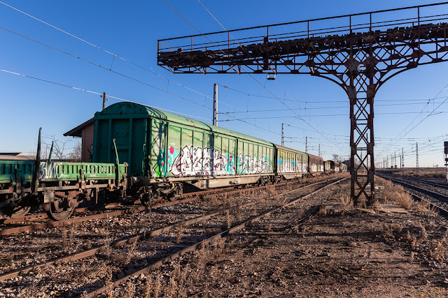 Vías de tren abandonadas, trenes abandonados, vagones de tren abandonados