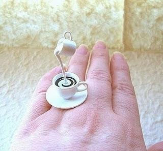 Diseño de anillo muy creativo e inusual de cafe capuccino