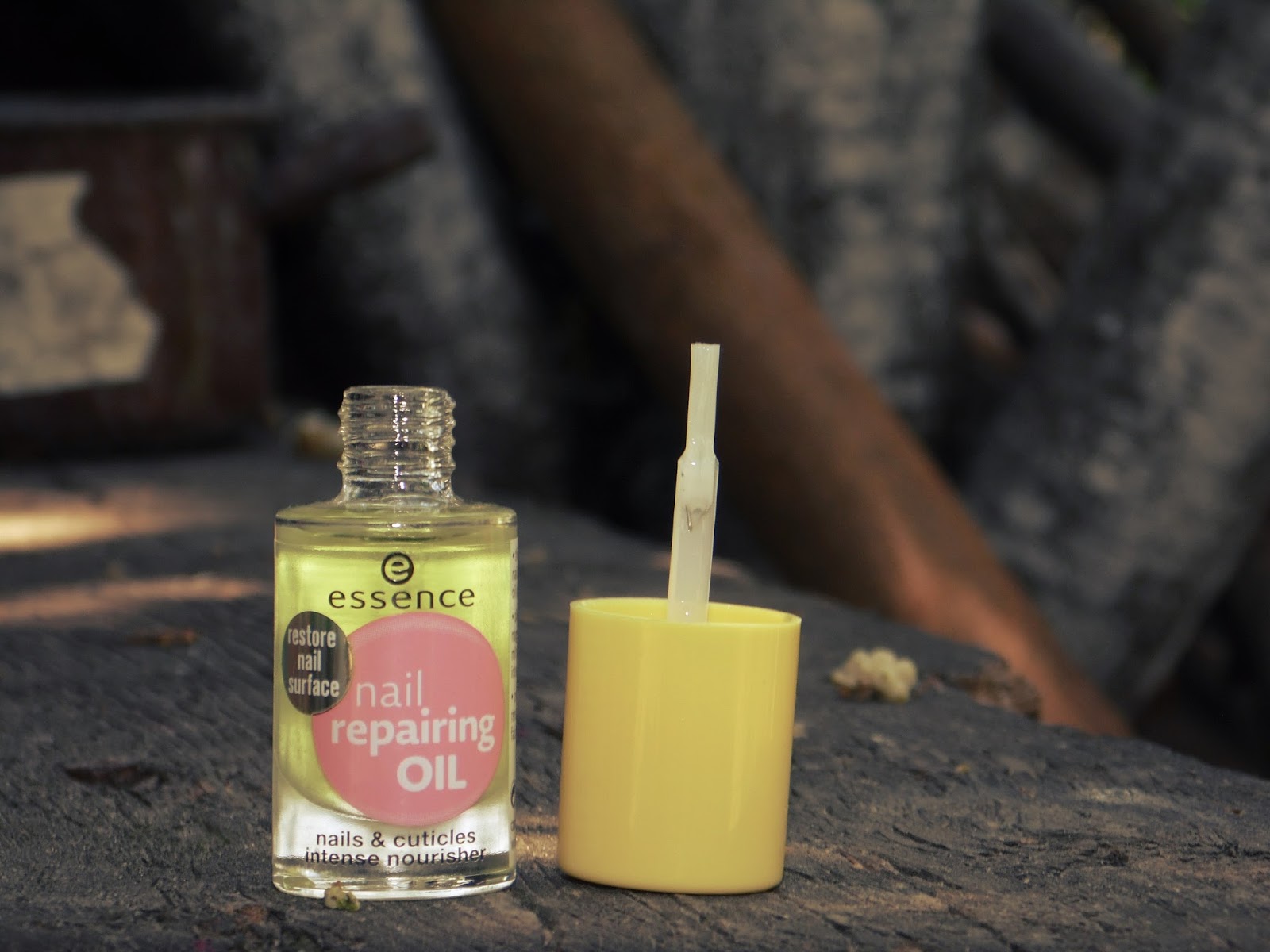 Масло для кутикулы и ногтей Essence Studio Nails Repairing Nail Oil