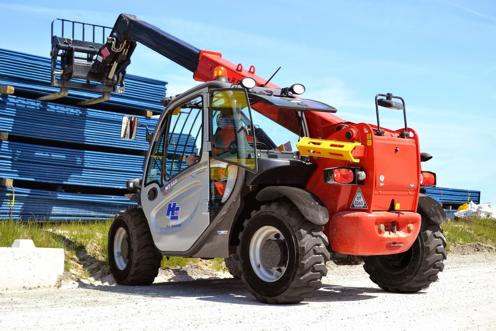 ExploreMachines Compact Telehandlers (Lifting and Material Handling