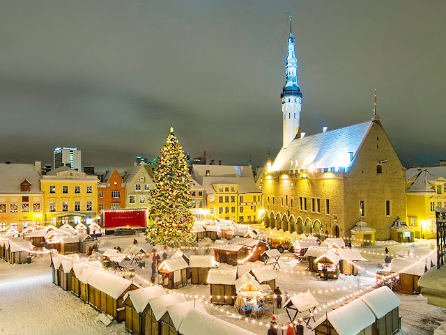 alt="Christmas towns,Christmas cities,Christmas,Christmas counties,best places in Christmas,Christmas decoration,Christmas colors,street, architecture,Tallinn, Estonia"