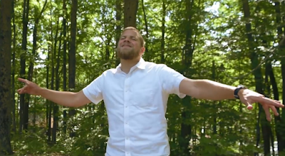 Quien hace una pequeña Mitzvá con alegría, HaShem le enviará más oportunidades para hacer Mitzvot aún más grandes.