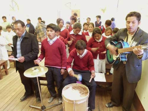 Musikgruppe der Schule untermalt den Gottesdienst