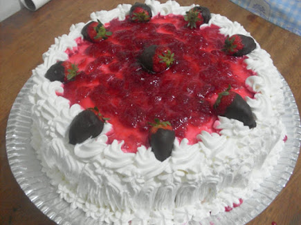 TORTA DE MORANGO COM GELEIA DE MORANGOS