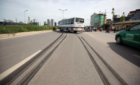Ha Noi: 'Xe thuong binh' gay tai nan lien hoan - Anh 2