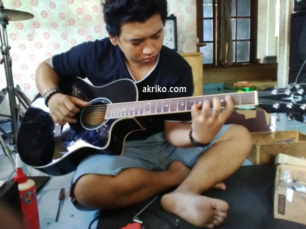 Sudat Pembuat Gitar Bolong di Singaraja Buleleng