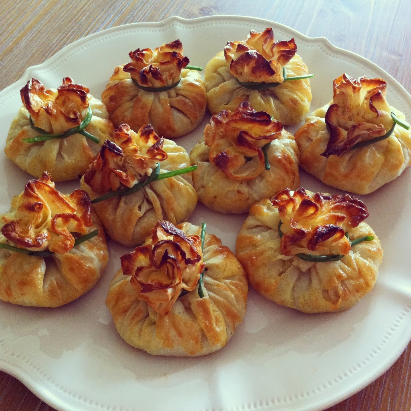 Pembe Limon Şerbeti Tavuklu Garnitürlü Bohça Börek