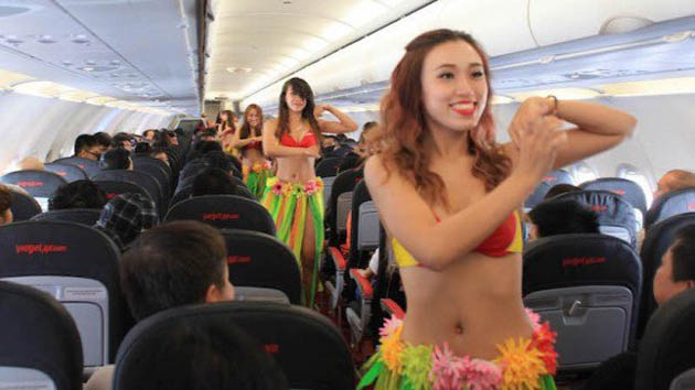 Inilah Satu-satunya Maskapai yang Pramugarinya Pakai Bikini Inilah Satu-satunya Maskapai yang Pramugarinya Pakai Bikini