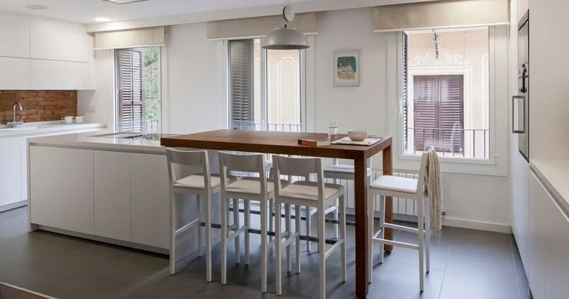 Mesas de madera: un complemento ideal para las cocinas blancas